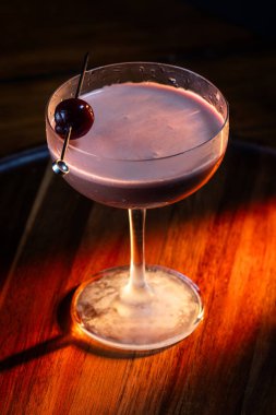 Sevgililer Günü çikolatalı martinisi, kirazlı ve dramatik ışıklandırmalı.