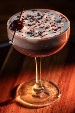 Sevgililer Günü çikolatalı martinisi, kirazlı ve dramatik ışıklandırmalı.