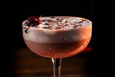 Sevgililer Günü çikolatalı martinisi, kirazlı ve dramatik ışıklandırmalı.