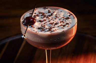 Sevgililer Günü çikolatalı martinisi, kirazlı ve dramatik ışıklandırmalı.