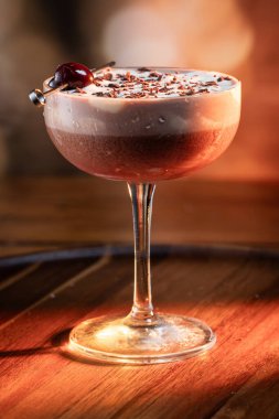 Sevgililer Günü çikolatalı martinisi, kirazlı ve dramatik ışıklandırmalı.