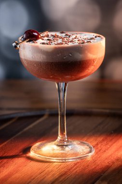 Sevgililer Günü çikolatalı martinisi, kirazlı ve dramatik ışıklandırmalı.