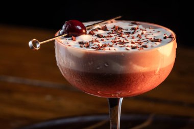 Sevgililer Günü çikolatalı martinisi, kirazlı ve dramatik ışıklandırmalı.