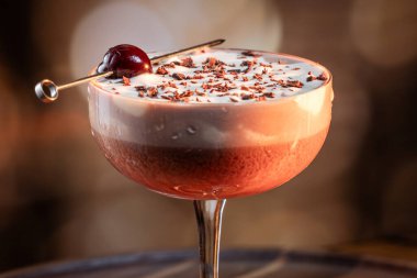 Sevgililer Günü çikolatalı martinisi, kirazlı ve dramatik ışıklandırmalı.