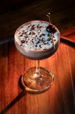 Sevgililer Günü çikolatalı martinisi, kirazlı ve dramatik ışıklandırmalı.