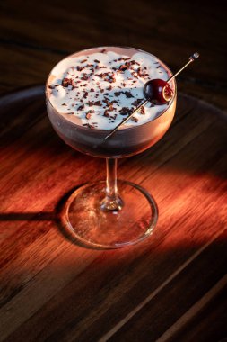 Sevgililer Günü çikolatalı martinisi, kirazlı ve dramatik ışıklandırmalı.