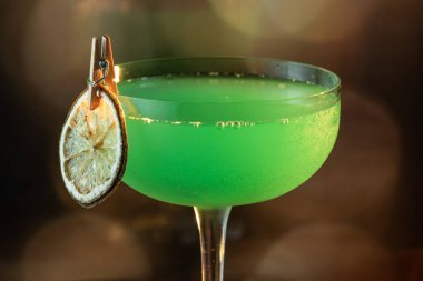 Ahşap tepside canlı renkte, sert dramatik ışıklandırmalı klasik yeşil içecek.