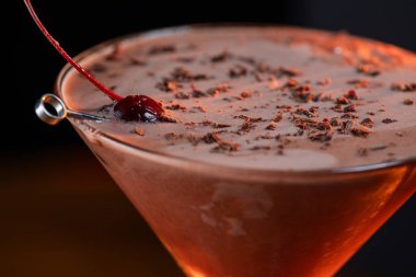 Sevgililer Günü çikolatalı martinisi, kirazlı ve dramatik ışıklandırmalı.