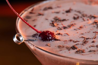 Sevgililer Günü çikolatalı martinisi, kirazlı ve dramatik ışıklandırmalı.