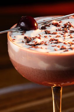 Sevgililer Günü çikolatalı martinisi, kirazlı ve dramatik ışıklandırmalı.