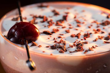 Sevgililer Günü çikolatalı martinisi, kirazlı ve dramatik ışıklandırmalı.
