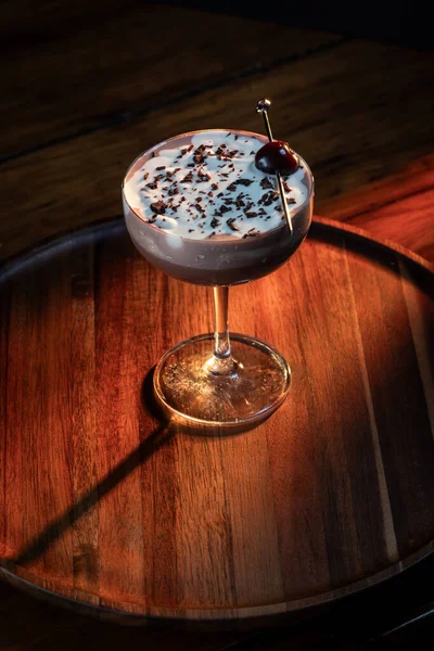 Sevgililer Günü çikolatalı martinisi, kirazlı ve dramatik ışıklandırmalı.