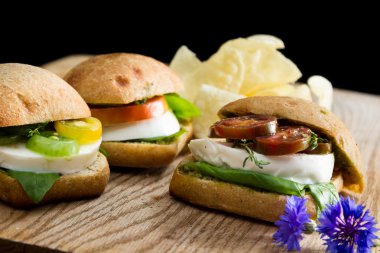 taze Mozzarella peyniri Fesleğenli domates sandviç