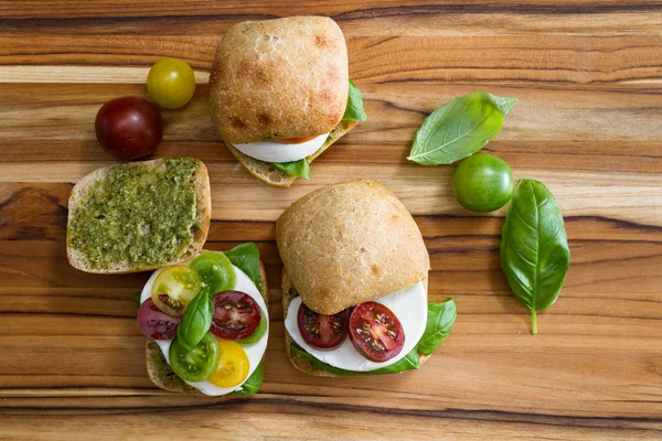 Sándwiches de tomate mozzarella frescos con albahaca — Foto de Stock