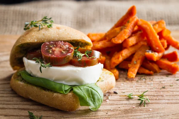 Sándwich de tomate mozzarella fresco con albahaca — Foto de Stock