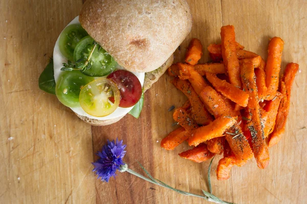 Sándwich de tomate mozzarella fresco con albahaca — Foto de Stock