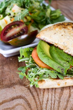 domates ve avokado sandviç