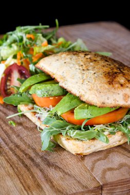 domates ve avokado sandviç