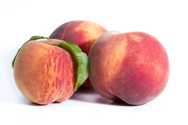 Свежий органический персик — стоковое фото