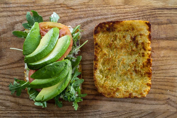 Tomat och avocado smörgås — Stockfoto