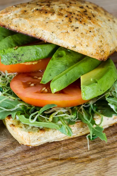 Sándwich de tomate y aguacate — Foto de Stock