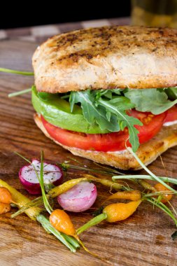 domates ve avokado sandviç