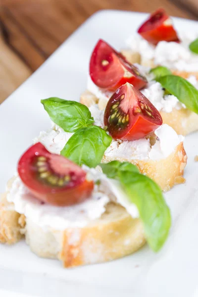 Goat cheese and tomato appetizer — Stock Photo, Image