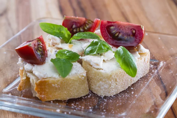 Vorspeise Ziegenkäse und Tomaten — Stockfoto