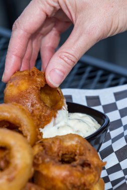 Kızarmış soğan halkaları.