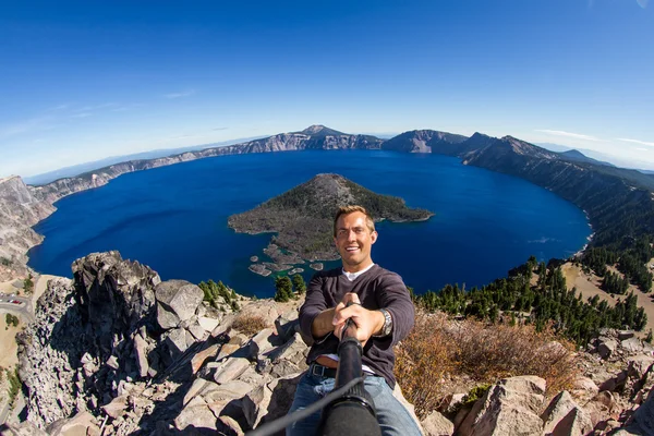 Selfie en el lago del cráter — Foto de Stock