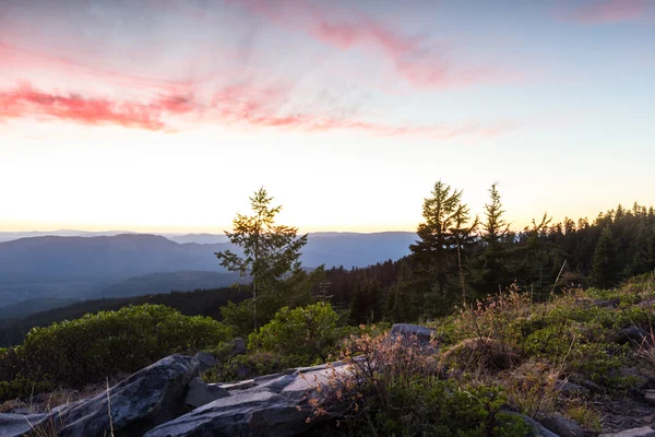 Sonnenuntergang über den Bergen — Stockfoto