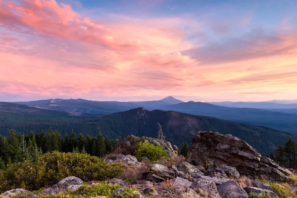 Zonsondergang over de bergen — Stockfoto
