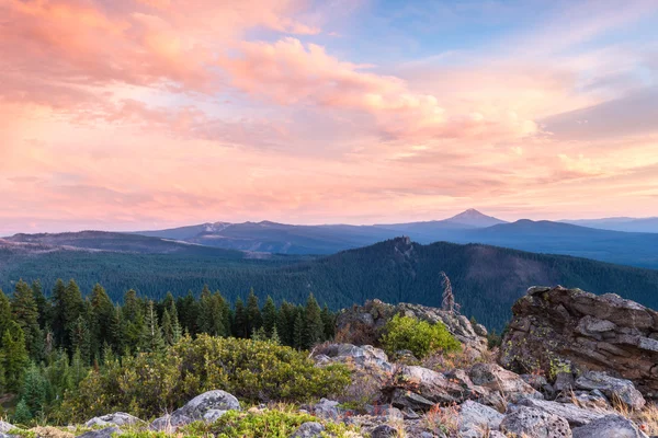 Zonsondergang over de bergen — Stockfoto