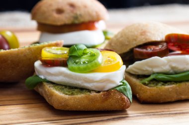 taze Mozzarella peyniri Fesleğenli domates sandviç