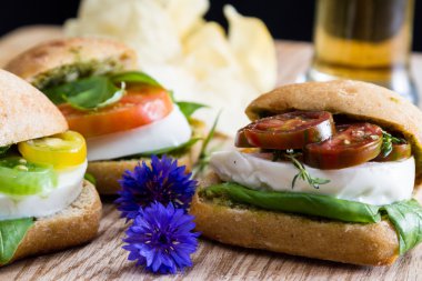 taze Mozzarella peyniri Fesleğenli domates sandviç