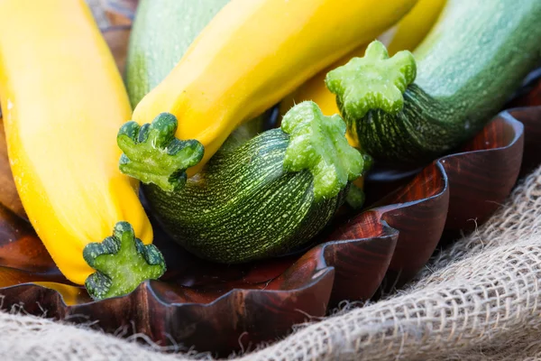 Färsk ekologisk zucchini — Stockfoto