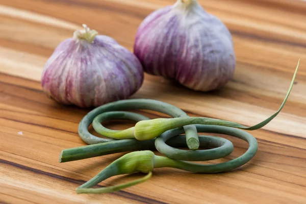 Organic garlic curls — Stock Photo, Image