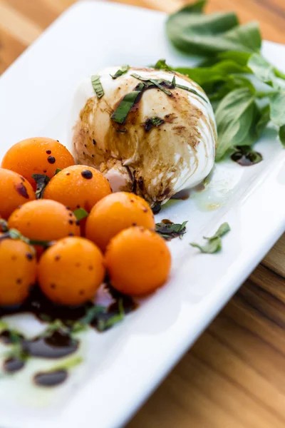 Färsk mozzarella och tomatsallad — Stockfoto