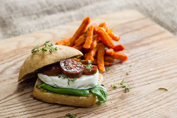 Sándwich de tomate mozzarella fresco con albahaca —  Fotos de Stock