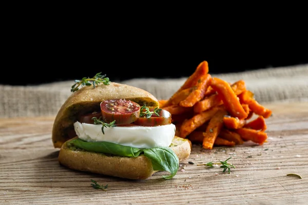 Sándwich de tomate mozzarella fresco con albahaca — Foto de Stock