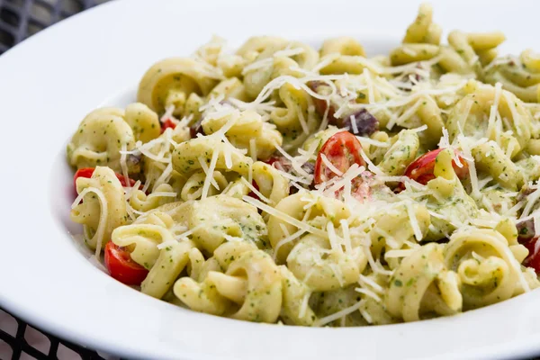 Trottole skålen med en ljus pesto — Stockfoto