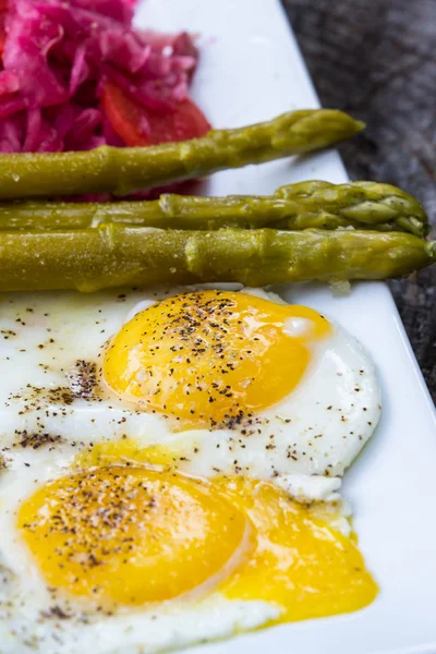 Stekt ägg och grönsaker — Stockfoto