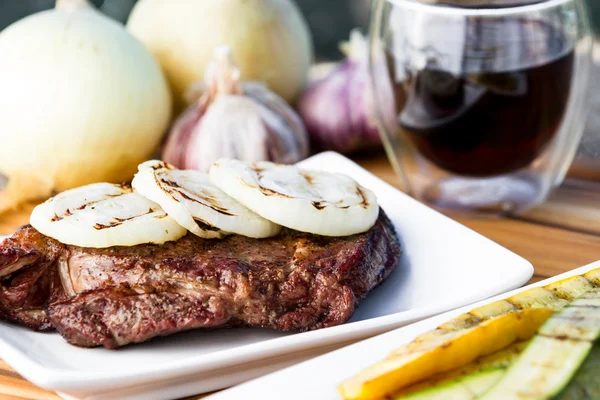 Steak und Zwiebeln — Stockfoto