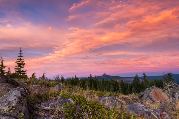 Захід сонця над горами — стокове фото