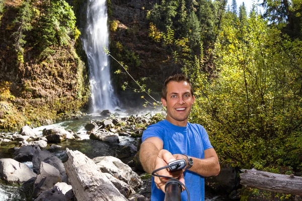 Selfie avec une cascade — Photo