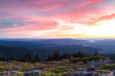 Dağların üzerinden batışı
