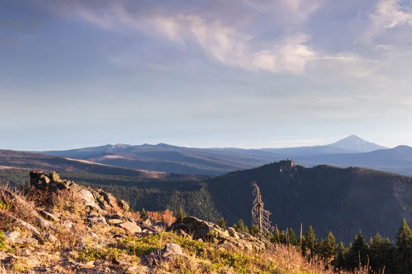 Sunsetting over the mountains — Stock Photo, Image