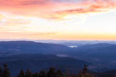 Dağların üzerinden batışı