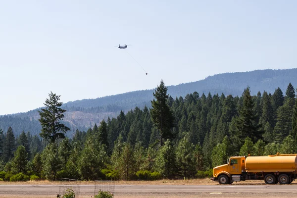 Chinook helicopter fighting fires — Stock Photo, Image