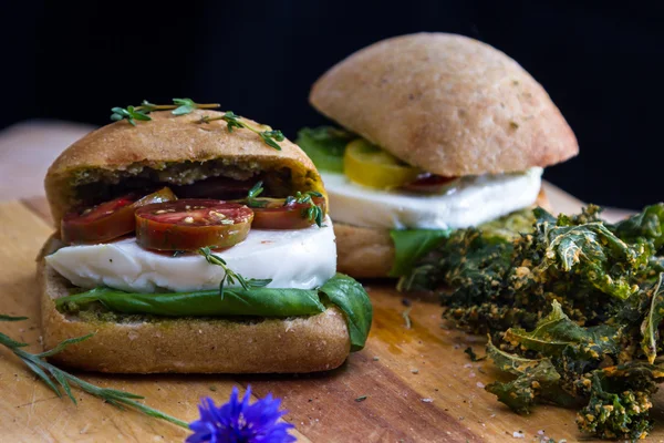 Свежий бутерброд с томатом моцарелла с базиликом — стоковое фото